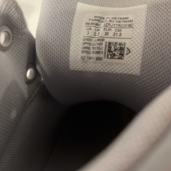 Girls Converse Junior Leather slip-on mid-tops. - Picture 7 of 7